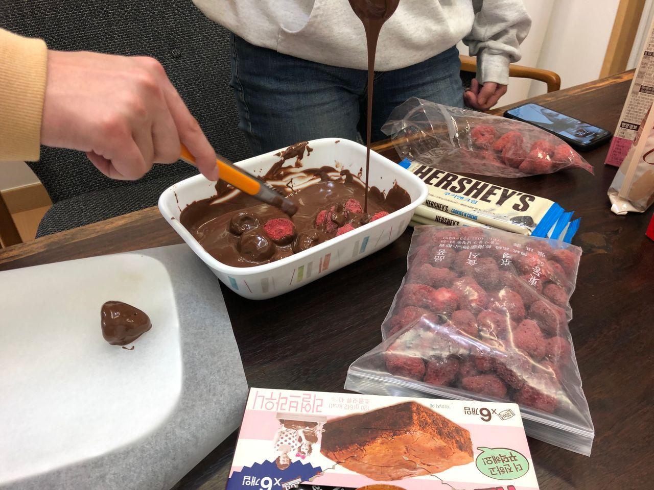 巧克力和士多啤梨乾混合在一起，完成了迷人的手工巧克力甜點。