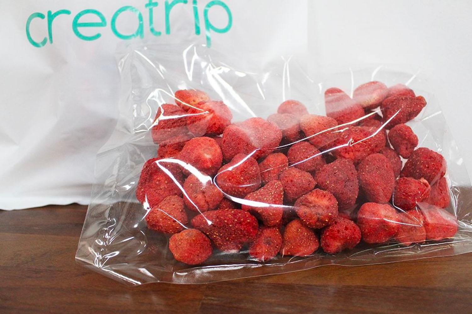 用創意韓國品牌袋包裝的士多啤梨乾，展現出代購產品的完整性和正品質感。