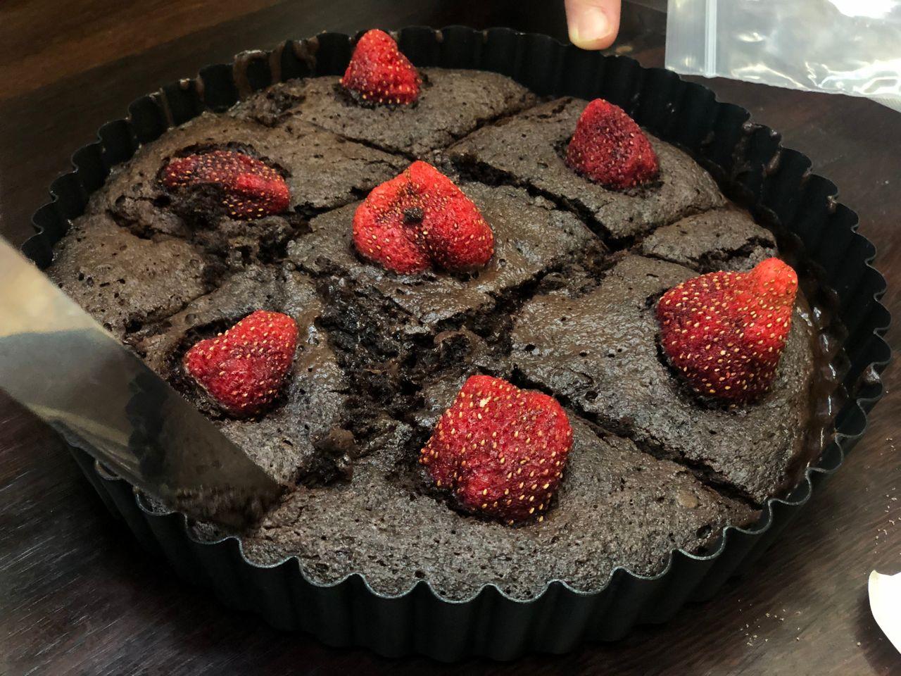 用紅色士多啤梨乾點綴的朱古力布朗尼，增添了特殊的視覺魅力，適合分享和享受。