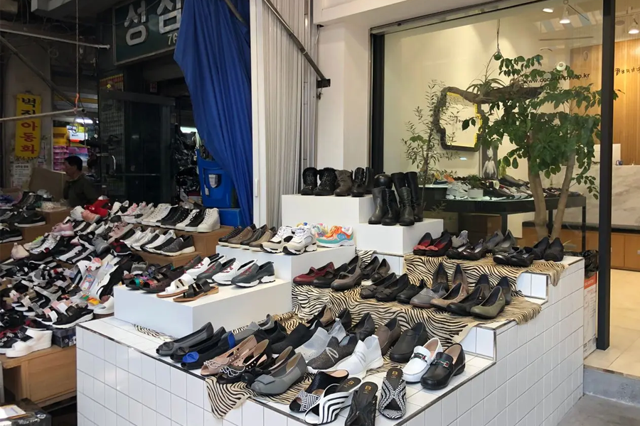 东大门鞋子市场，儿童凉鞋展示