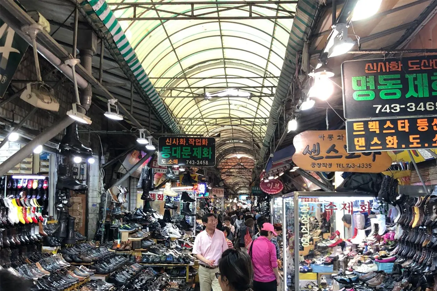 东大门鞋子批发市场内，琳琅满目的鞋子摊位