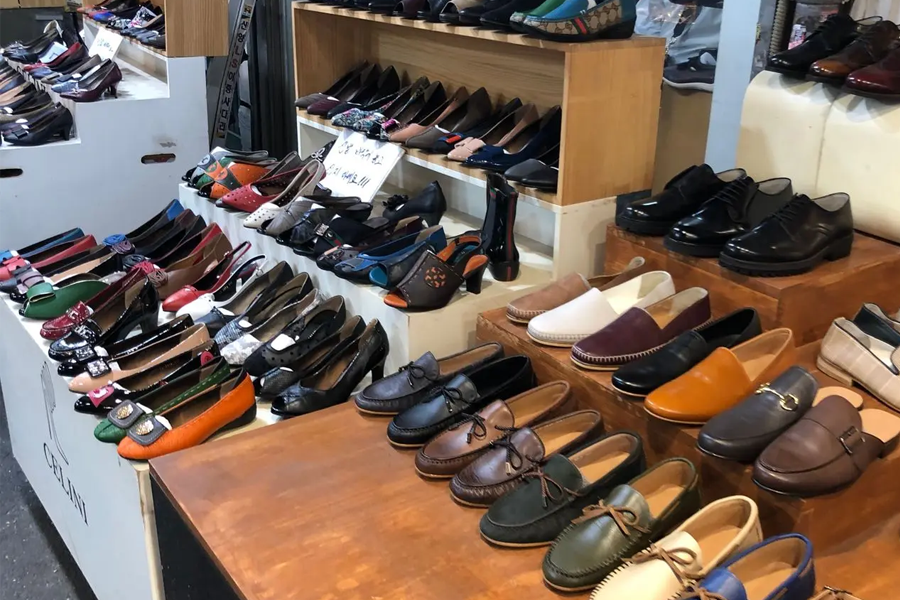 东大门鞋子批发市场，商家展示产品