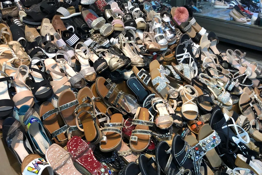 东大门鞋子批发市场内的女鞋展示区