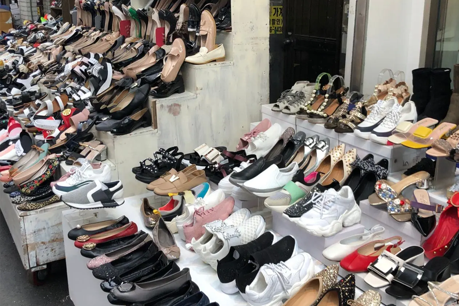 东大门鞋子市场的便宜儿童鞋子展示