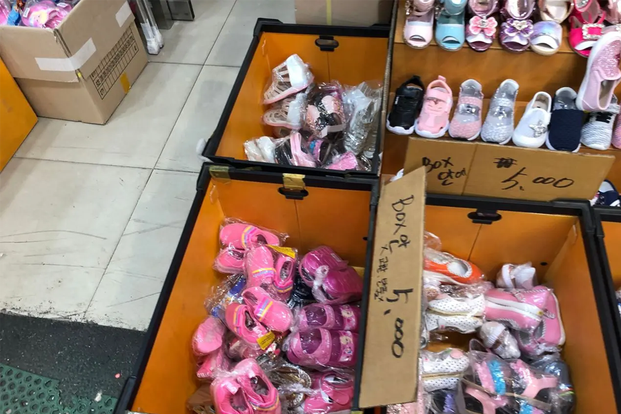 东大门鞋子批发市场内的小孩鞋展示
