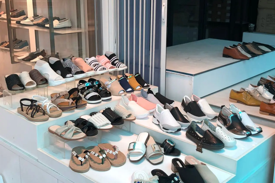 东大门鞋子市场，多种款式与颜色的鞋子搭配