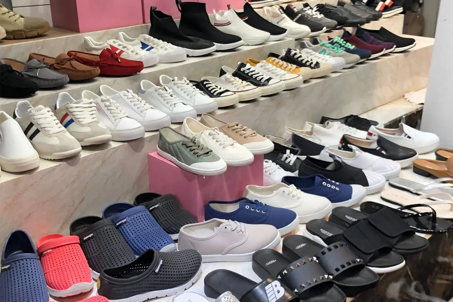 东大门鞋子市场中的鞋店，备有多种款式选择