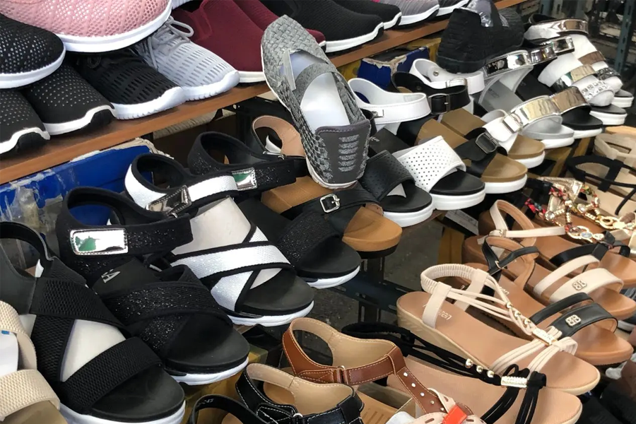 东大门鞋子市场，鞋店外展示的大量鞋子