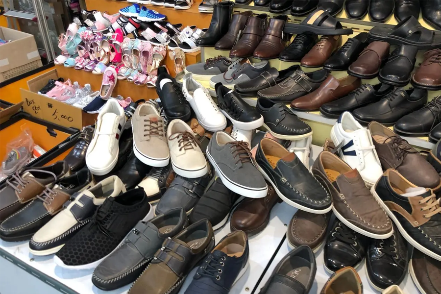 东大门鞋子批发市场，随处可见的休闲鞋摊位