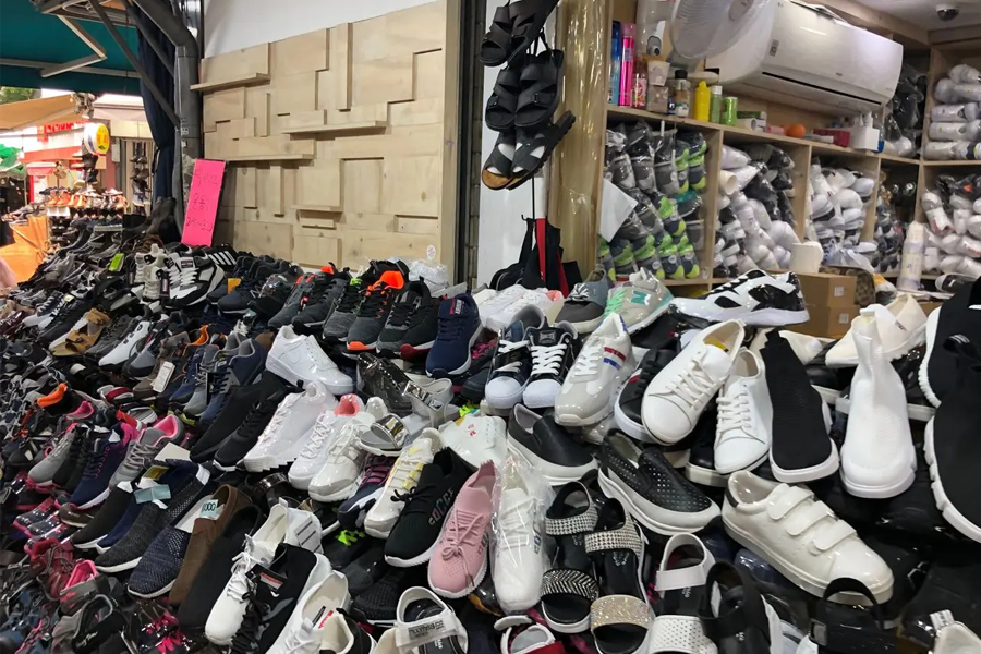 东大门鞋子批发市场内的早市购物氛围