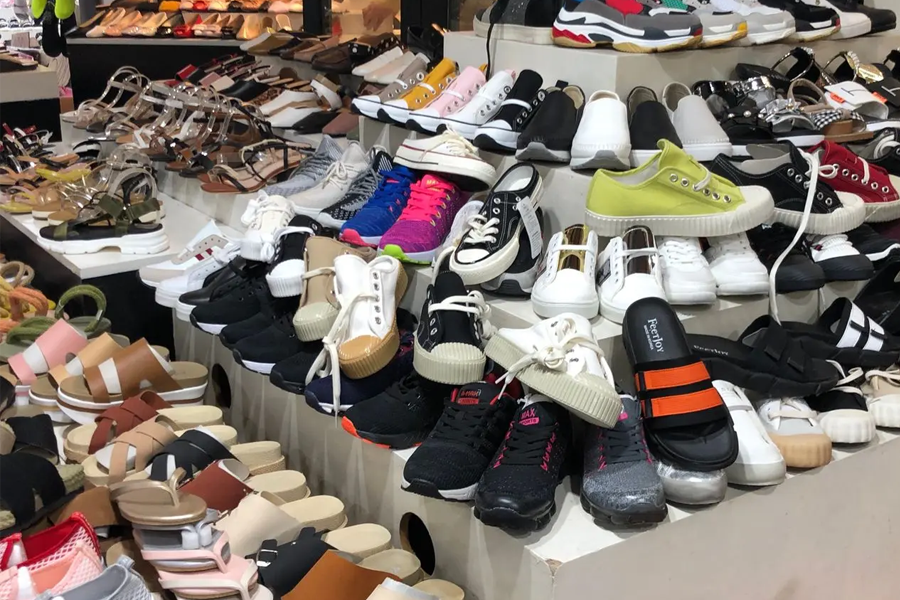 东大门鞋子市场，排列整齐的男鞋