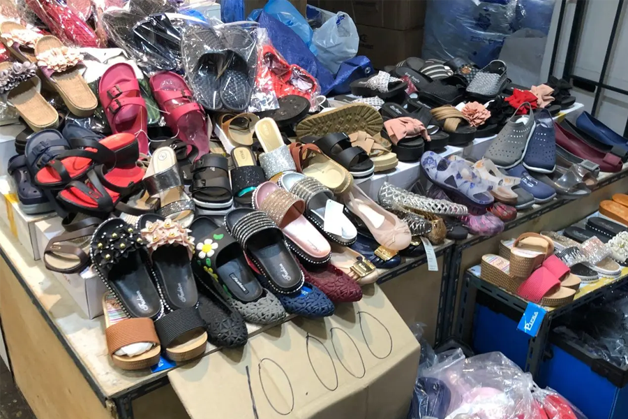 东大门鞋子批发市场内的拖鞋商品