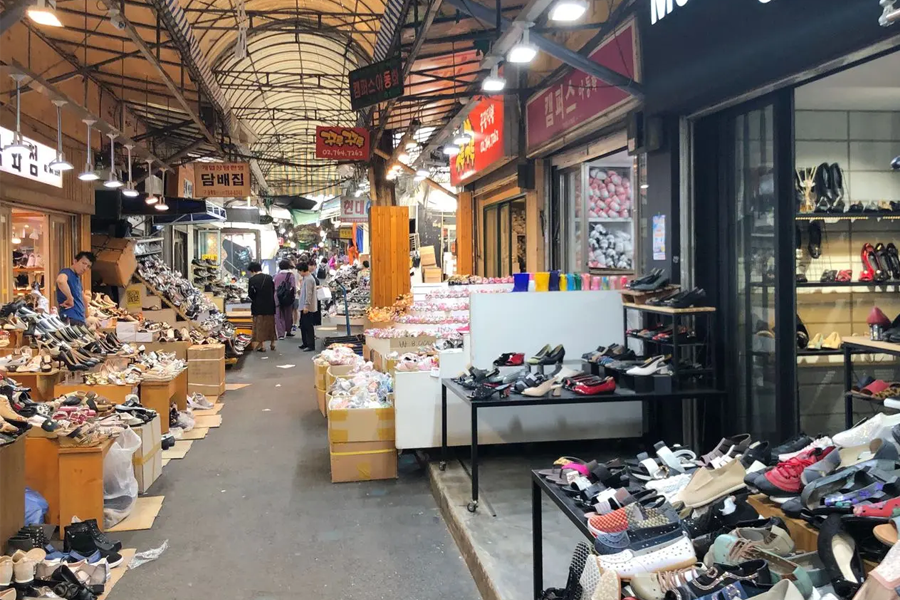 东大门鞋子市场，各种类型的凉鞋摊位