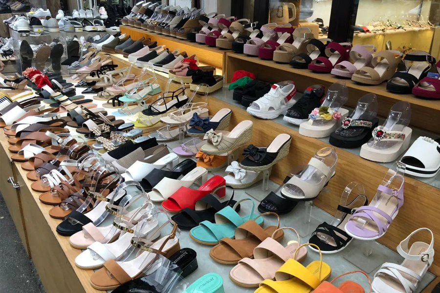 东大门鞋子市场，琳琅满目的凉鞋与拖鞋区