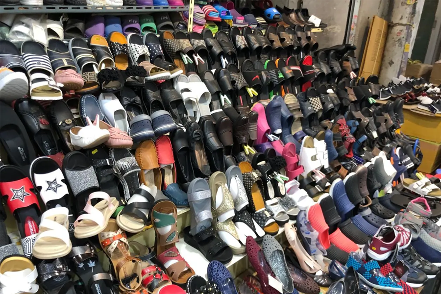 东大门鞋子市场，大量男鞋的展示