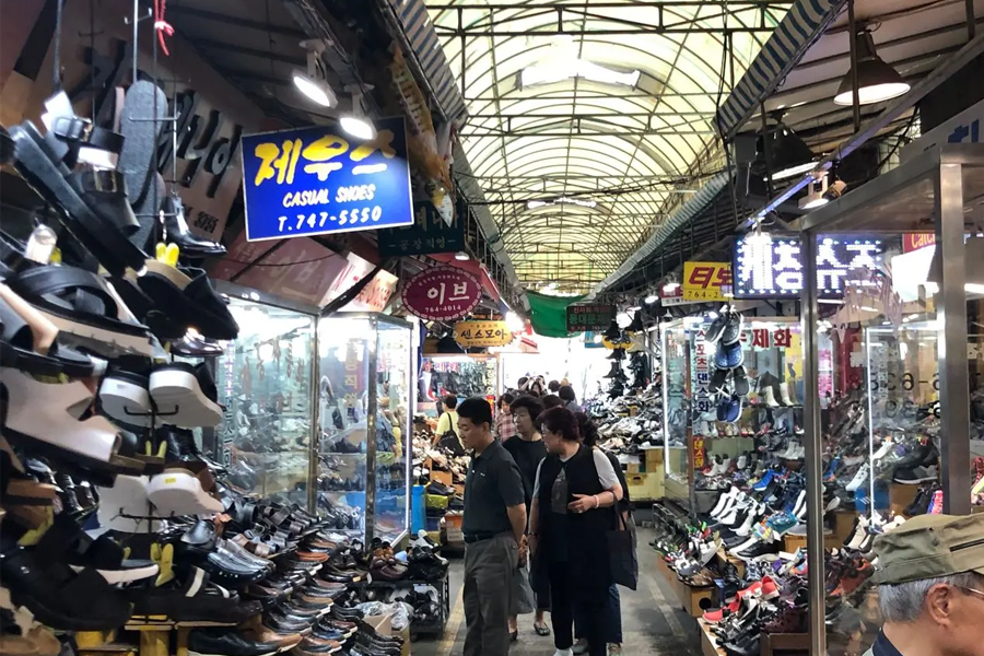 东大门鞋子批发市场，人声鼎沸的购物场景