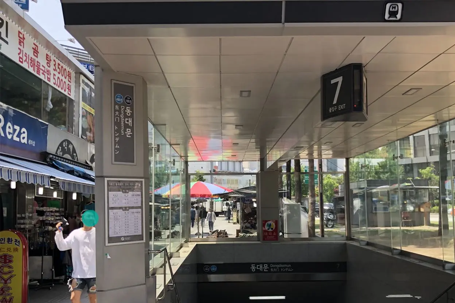 东大门地铁站7号出口，通往东大门鞋子批发市场的入口