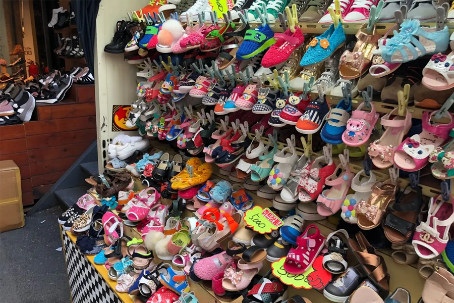 东大门鞋子批发市场，游客挑选鞋子的场景