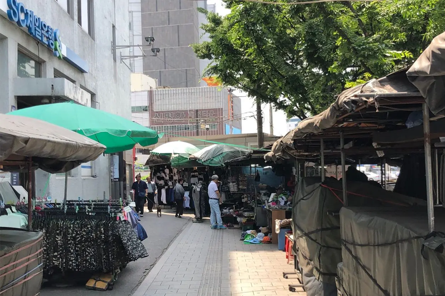 东大门鞋子批发市场附近的小摊贩道