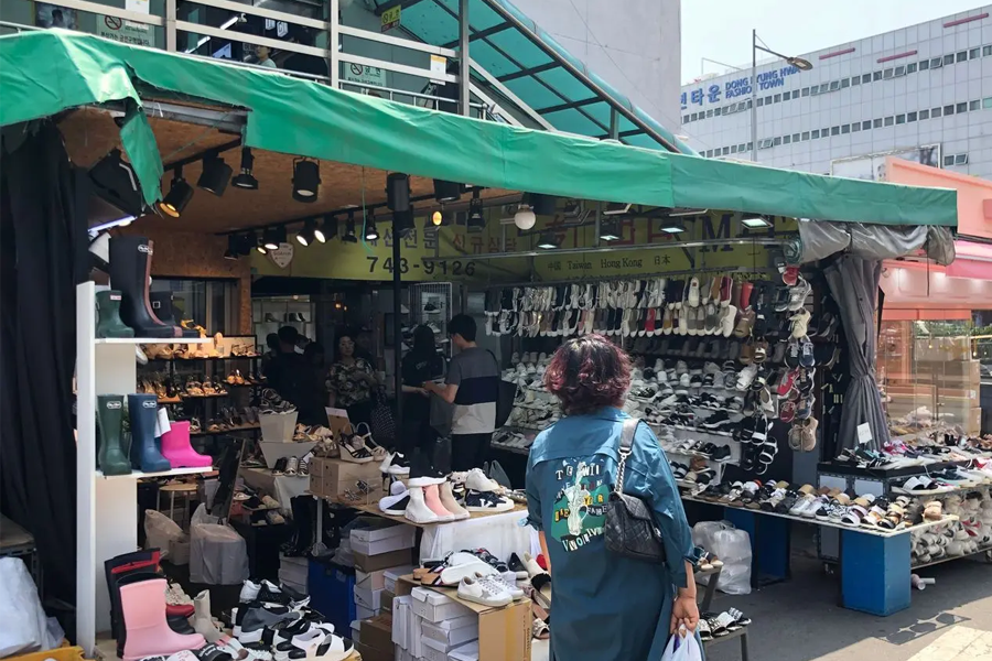 东大门鞋子市场的手提袋展示