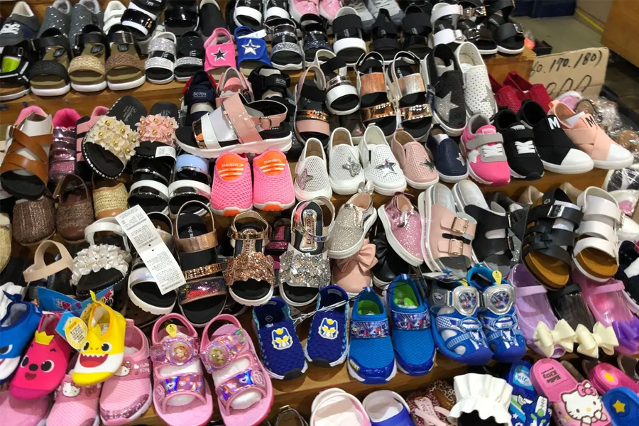 东大门鞋子批发市场，堆满杂牌鞋子的位置