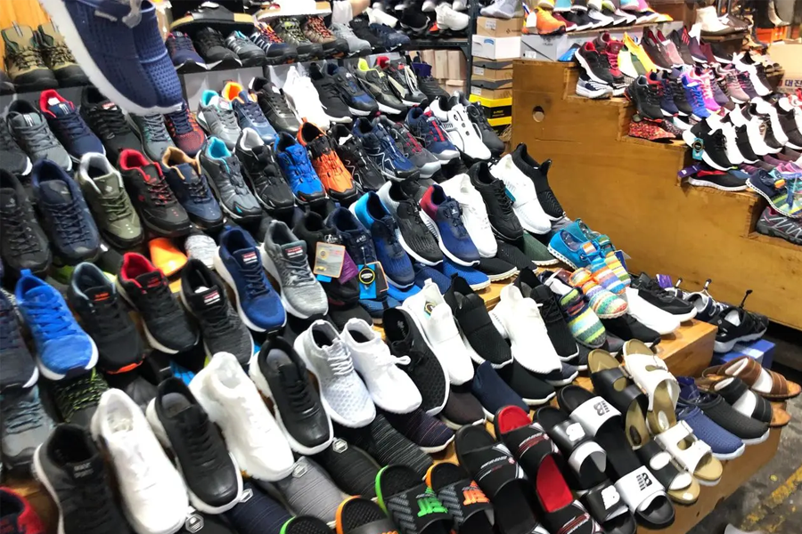 东大门鞋子批发市场内的凉鞋展示位置