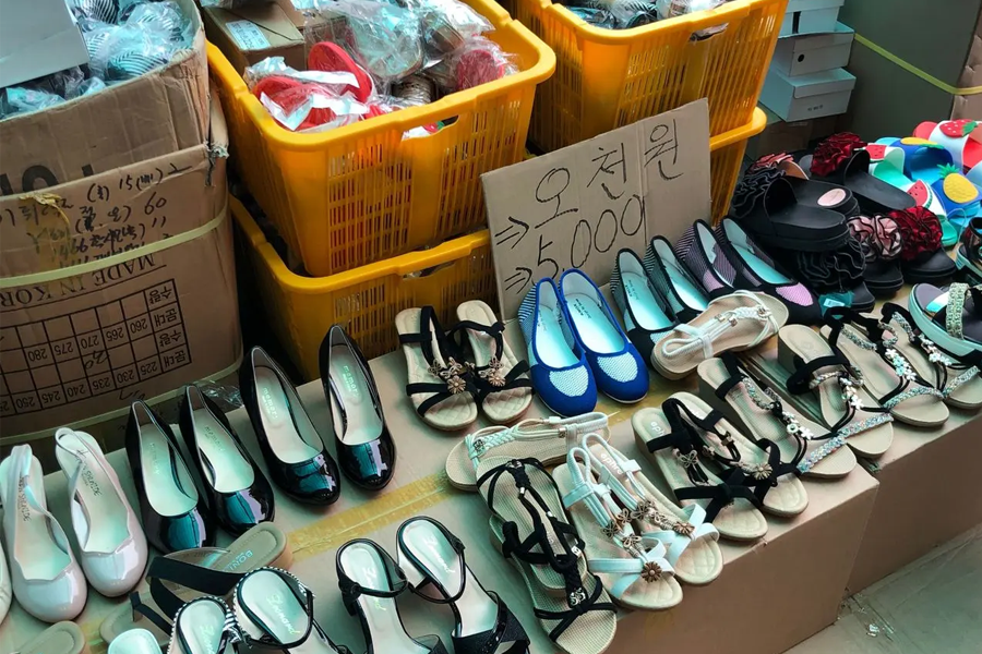 东大门鞋子批发市场的运动鞋展示区