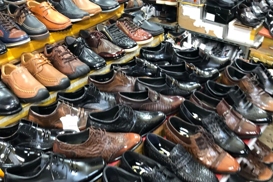 东大门鞋子批发市场内的鞋子货架，展示多款鞋子