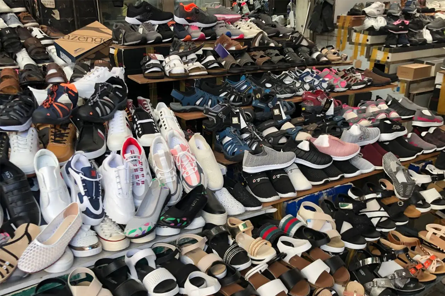 东大门鞋子批发市场，排满鞋子的展示柜