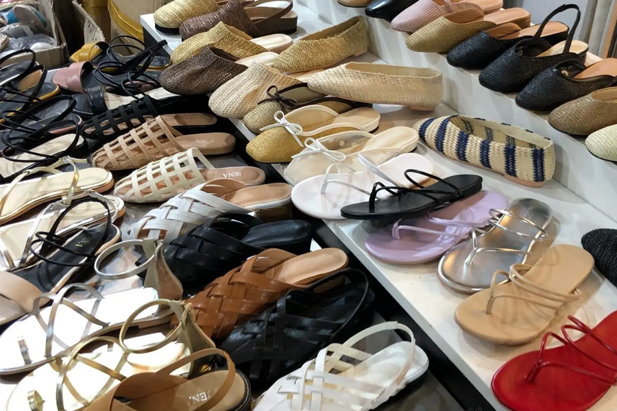 东大门鞋子市场中的女士鞋子展示位置