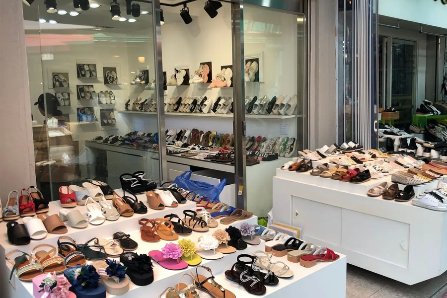 东大门鞋子批发市场的凉鞋区，备有多种风格