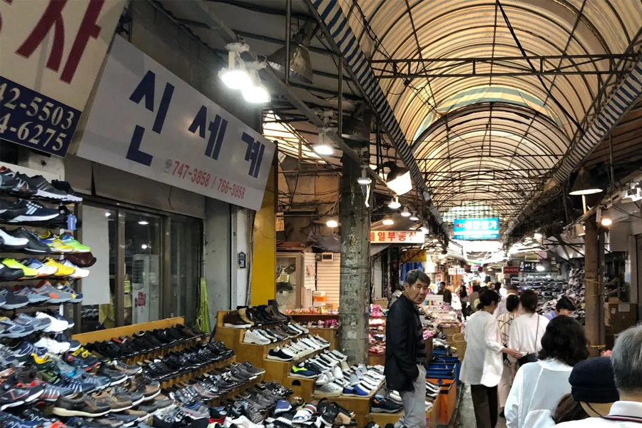 东大门鞋子批发市场的小型鞋店，展示各种款式鞋子