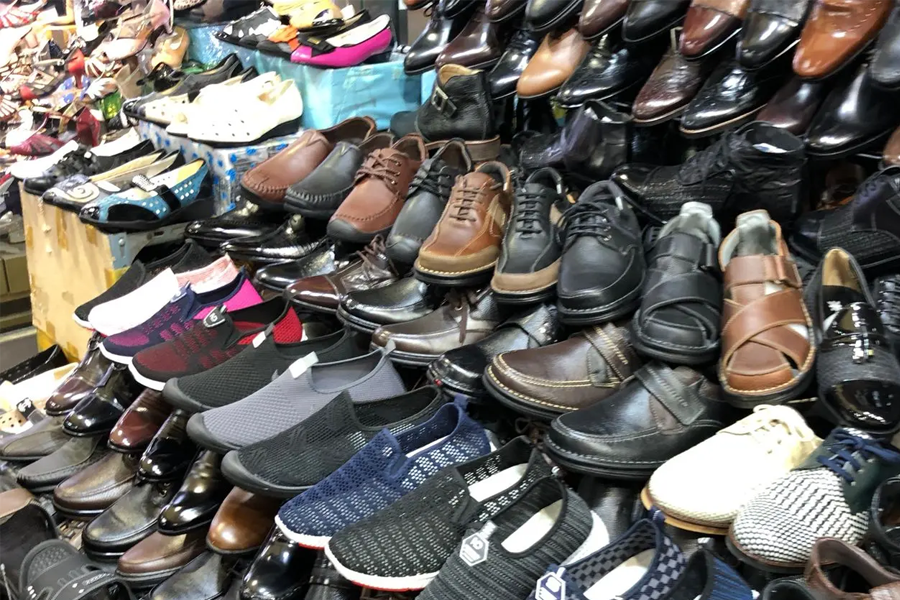 东大门鞋子批发市场内的男鞋展示