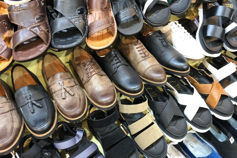 东大门鞋子批发市场一角，堆满无品牌鞋款