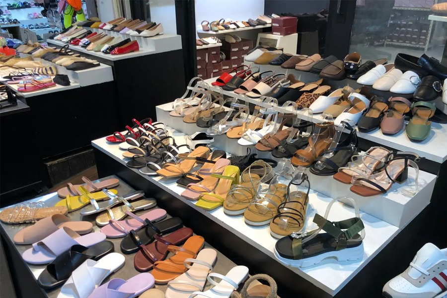 东大门鞋子批发市场，大量便宜鞋子的展示