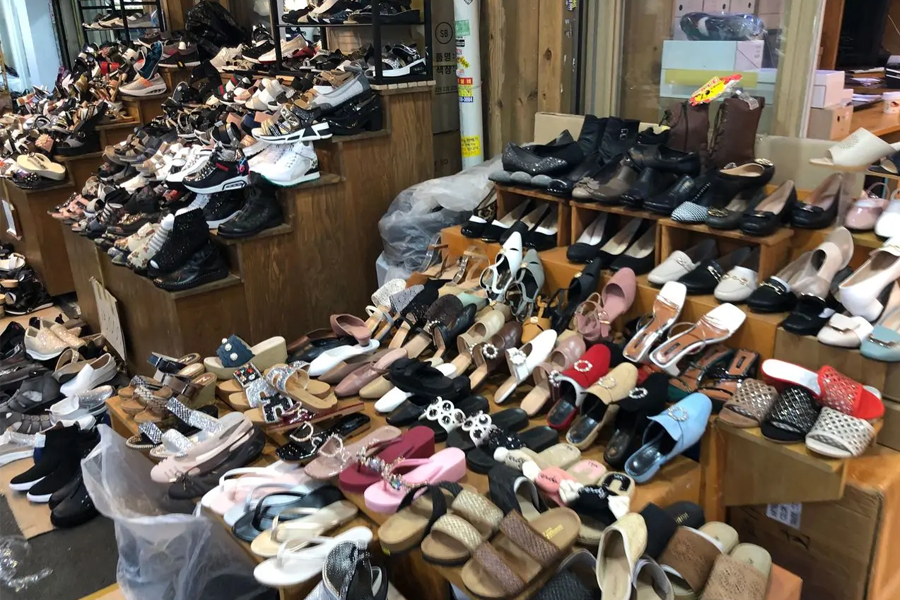 东大门鞋子批发市场内的豪华款式展示区