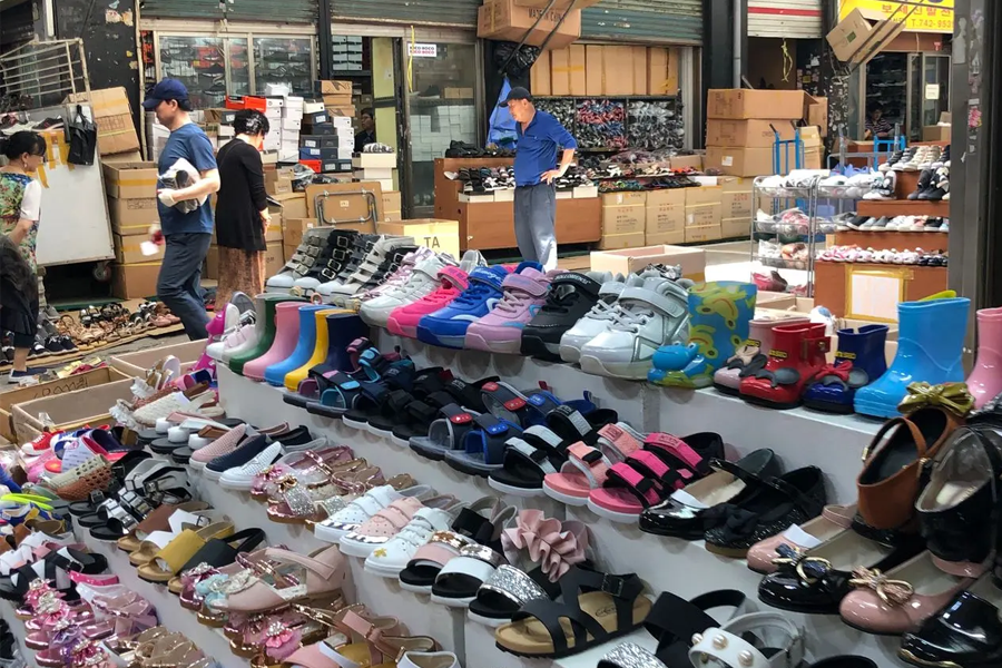 位于东大门鞋子批发市场的多样化鞋子展示