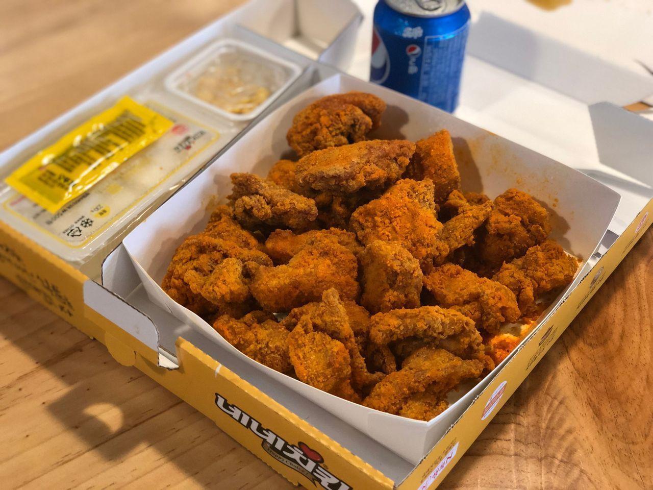 NENE炸雞品牌的雪花炸雞,搭配特殊調味醬,裝在紙盒中。