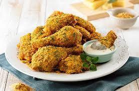 BHC品牌的起司炸雞擺放在白色盤子上,旁邊附有特製醬料杯。