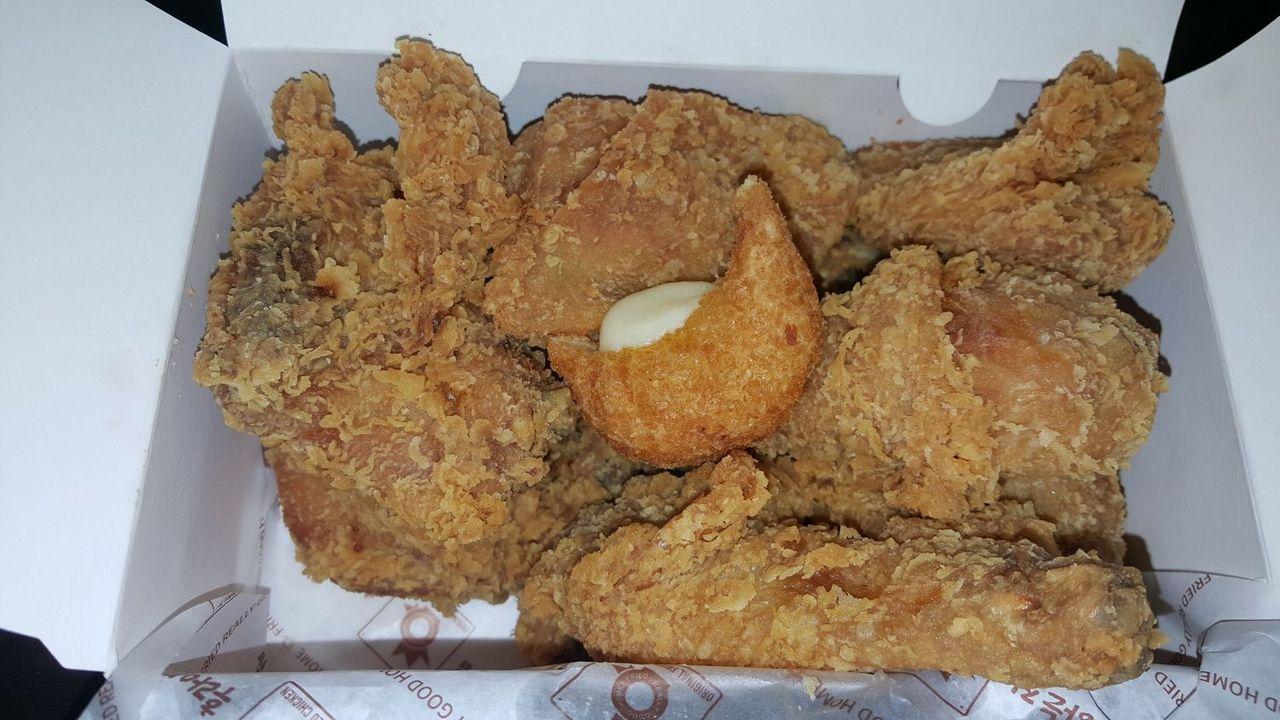 一盒香脆的原味炸雞,位於紙盒中,展示其酥脆口感。