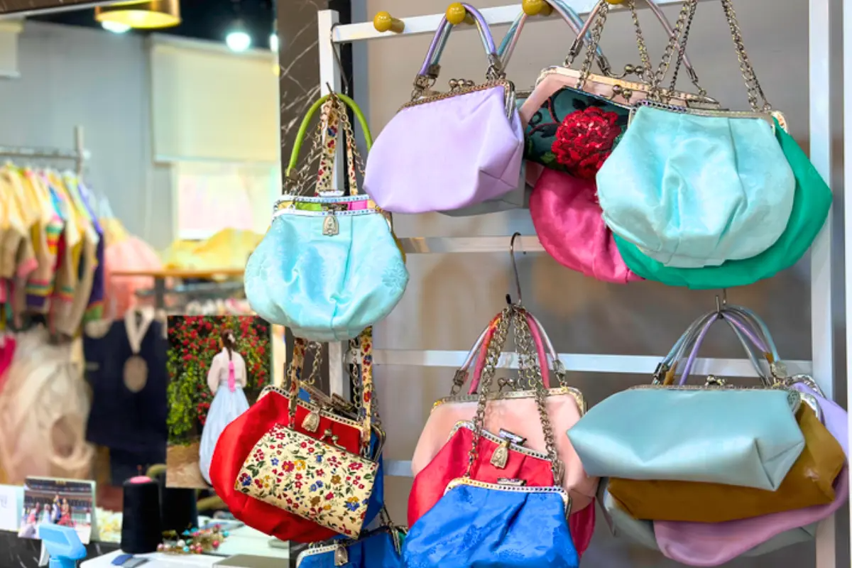 túi hanbok ở cửa hàng cho thuê hanbok Princess Hanbok, Insadong, Seoul, hàn quốc 