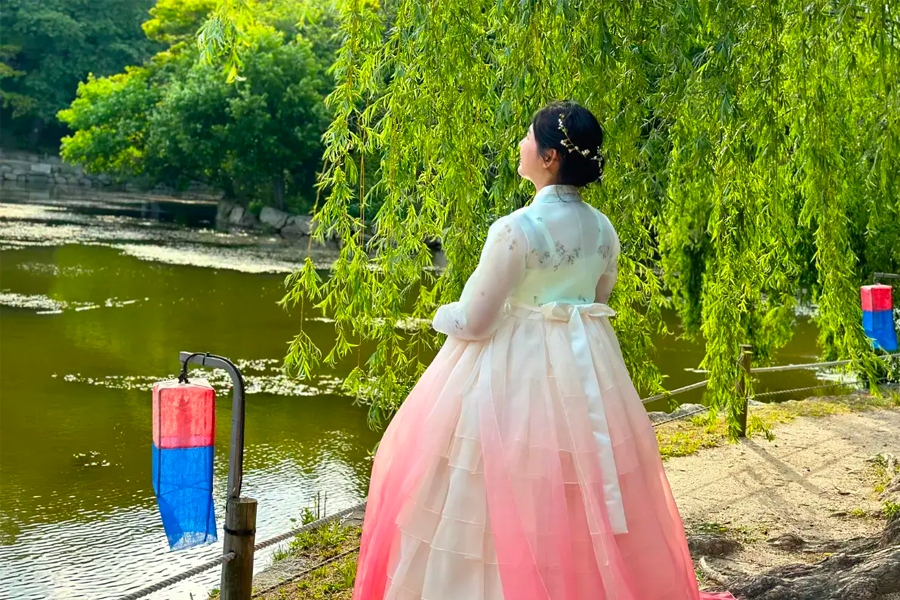 View of a scenic area, perfect for photographs, especially when wearing a traditional hanbok from Princess Hanbok rental.