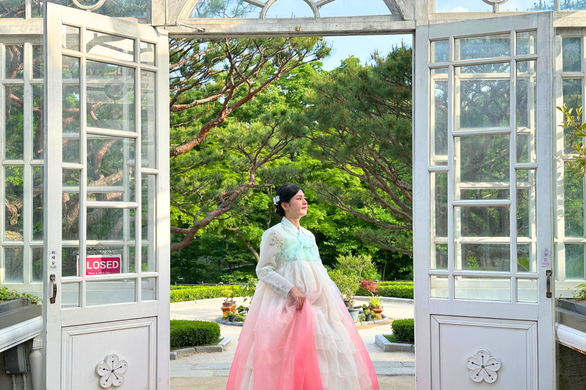 mặc hanbok của cửa hàng cho thuê hanbok Princess Hanbok, Changdeokgung