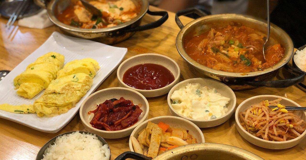 韩国金北顺大锅家餐厅的图像，展示了当地的特色美食，包括泡菜。