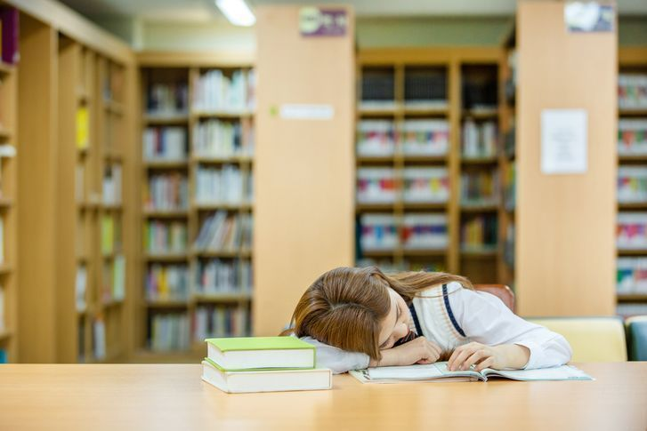 在圖書館中學習的學生，呈現韓國大學生處理空堂時學習的情景。