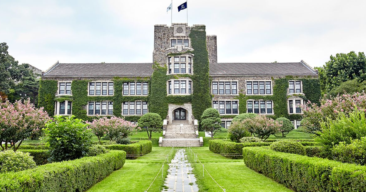 韓國著名大學建築的正面視圖，展示大學校園景觀的美觀。