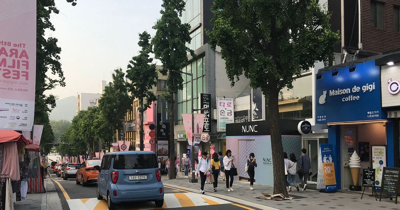 首爾女大街上的多家店鋪和行人，體驗韓國女大學生的生活環境。