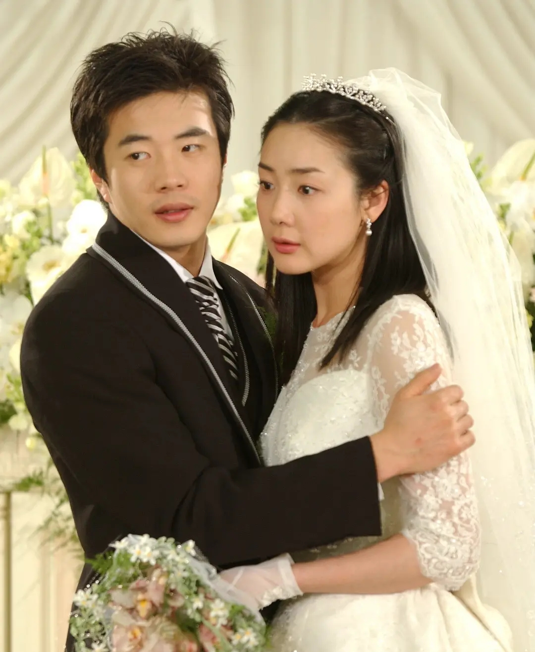 天國的階梯角色的經典婚禮場景，象徵韓劇的經典愛情故事