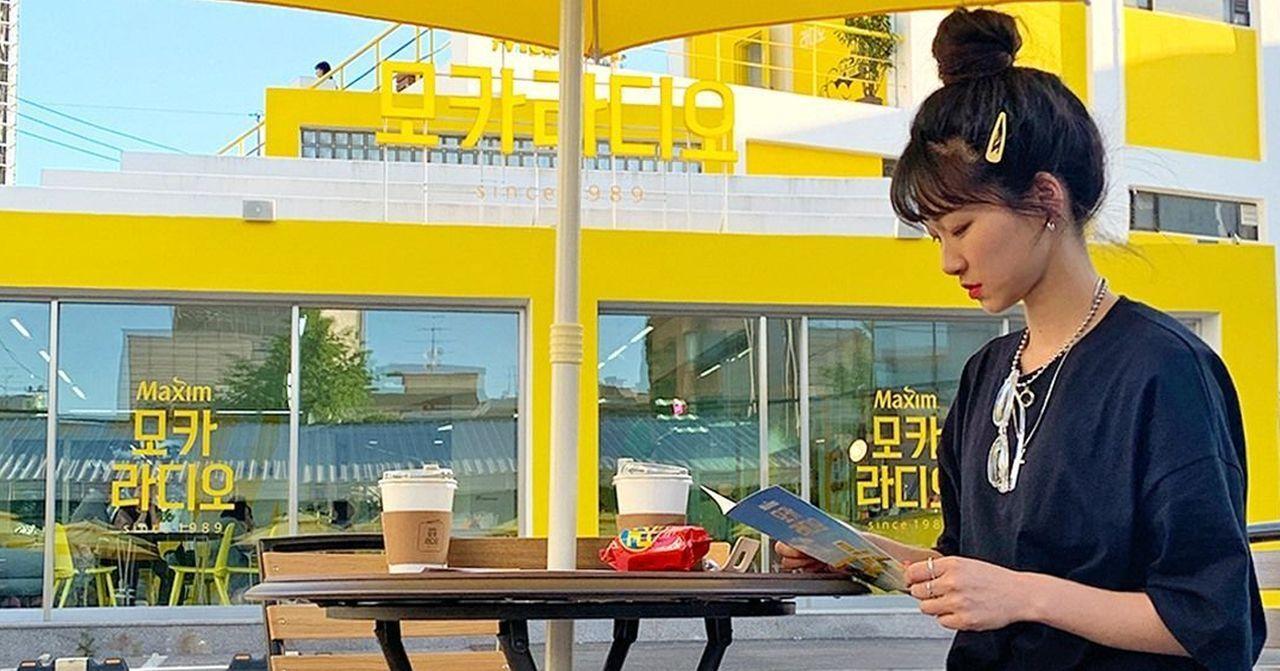 Maxim韓國咖啡快閃店，戶外休閒空間，黃色建築設計，露天咖啡享受。