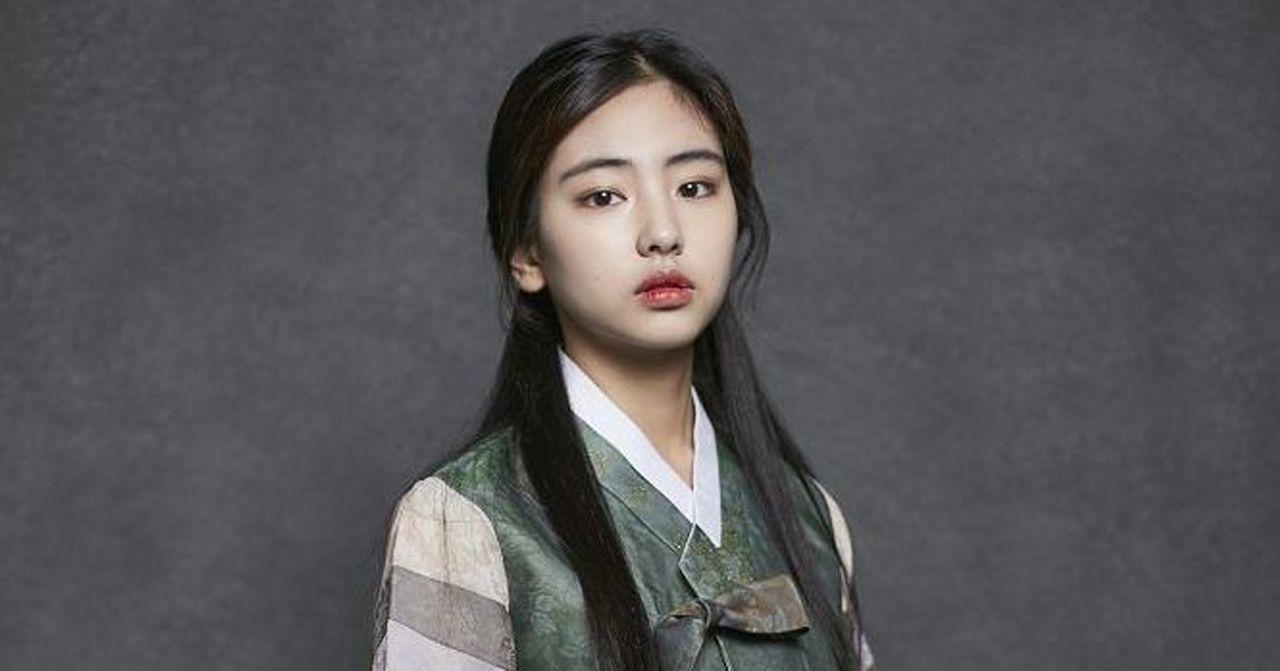 韓服總整理韓國傳統服飾展示，模特雅緻的韓服呈現，背景簡約但復古。